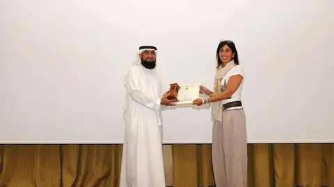 María Tello, cabeza de la candidatura PROM UEA, recibe el premio que le ha concedido 'Architectural Heritage Society' de Dubai.