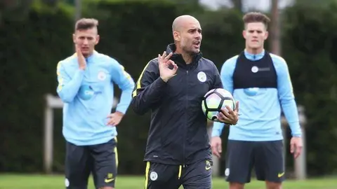 Pep Guardiola, en su primer entrenamiento con el Manchester City. (Fantasia Fútbol, Twitter)