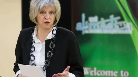 La ministra de Interior de Gran Betraña, Theresa May, durante una visita a una mezquita en Londres. (UK Home Office)