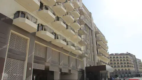 En la foto de EL CORREO una imagen de un bloque de apartamentos nuevos en la zona de Arjan en Dubai.