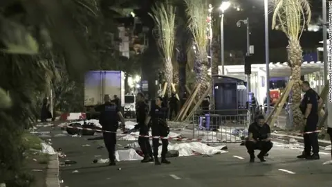 La Policía acordona el paseo marítimo de Niza, sobre el que yacen decenas de cuerpos. (Twitter)