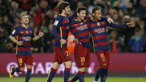 Jugadores del Barcelona celebran un gol con la camiseta de Qatar Airways.