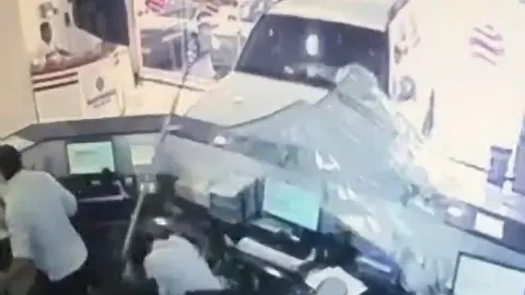 Las cámaras de seguridad de la tienda registraron el momento en que el vehículo se empotró en el local.