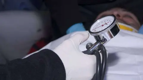 Un sanitario toma la tensión a un paciente. (F. Fadei, Flickr)