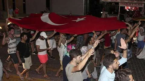 El pueblo salió a la calle para resistir antes los militares rebeldes. (Internet) 