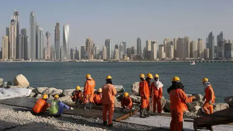 Un grupo de trabajadores de una construcción en Dubai.