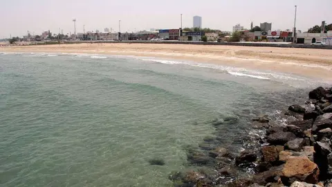 Pese al calor nadie acude a las playas urbanas de Ras Al Khaimah, cuyas aguas registran temperaturas de más de 30 grados. (EL CORREO)