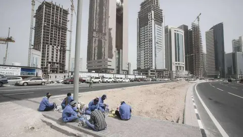 Un grupo e rabajadores de la construcción haciendo un descanso.