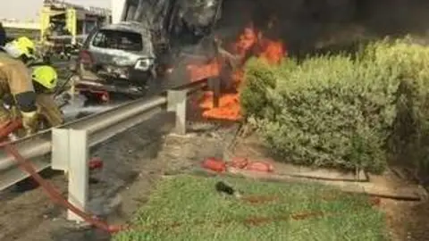 Bomberos intervienen para apagar el fuego generado en el accidente en Abu Dhabi. (Policía de Abu Dhabi)