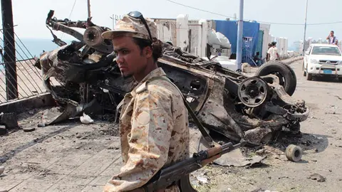 Imagen de un coche bomba en Yemen.