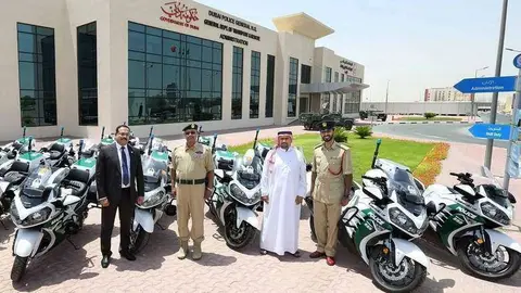 Responsables de la Policía de Dubai presentan las nuevas motocicletas.