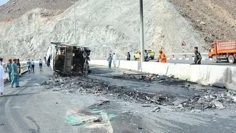 El autobús quedó completamente calcinado tras el accidente. (Policía de Sharjah)