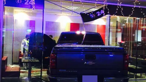 El vehículo que quedó empotrado en un McDonalds en Ajman.