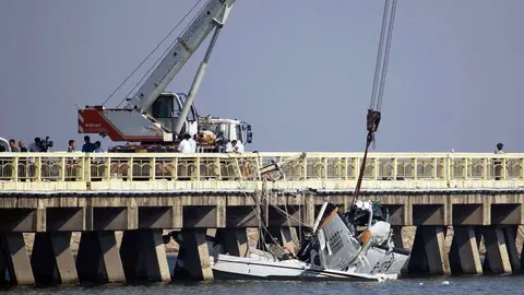 Los equipos de emergencias sacan del agua el avión siniestrado en Shangai.