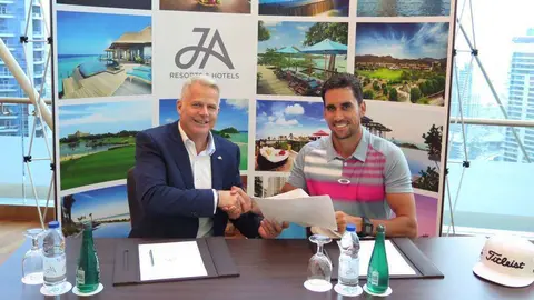 David Thomson, CEO de JA Resorts & Hotels y Rafael Cabrera-Bello, durante la firma del acuerdo de patrocinio.