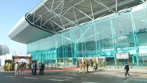  Aeropuerto Internacional Jee Guru Ram Das en la India.