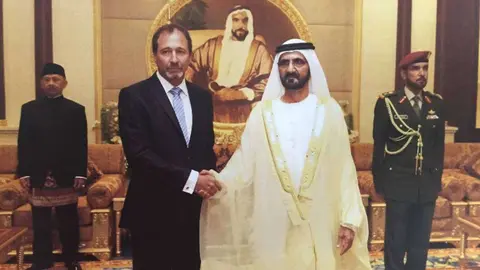Su Alteza el Jeque Mohammed bin Rashid Al Maktoum saluda al embajador de Argentina tras recibir sus credenciales.