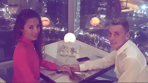 El futbolista del Barça y su novia durante la cena romántica en Dubai.