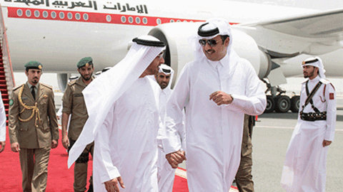 El príncipe heredero de Abu Dhabi es recibido por el emir de Qatar a su llegada a Doha.