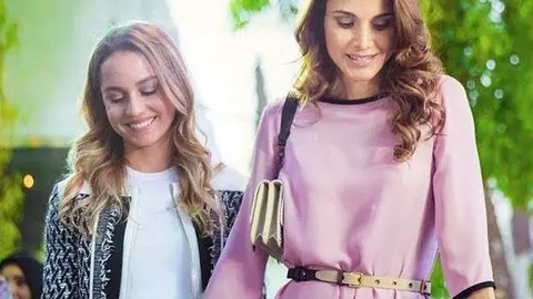 La princesa Iman y su madre la princesa Rania de Jordania.