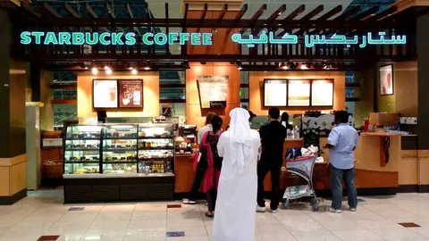 Café de Starbucks en el Aeropuerto Internacional de Dubai.
