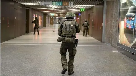 Fuerzas de seguridad alemanas en el centro comercial de Múnich.