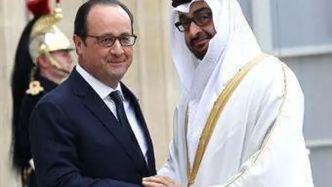 El presidente francés junto al príncipe heredero de Abu Dhabi.