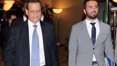 El enviado especial de la ONU para Yemen, Ismail Ould Cheikh Ahmed (L), y el portavoz de la ONU Charbel Raji (R) llegan a una reunión de los yemeníes conversaciones de paz con delegaciones en Kuwait City el 17 de julio de 2016.