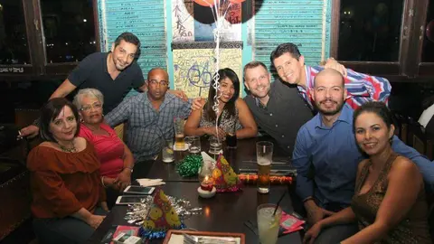 El c&oacute;nsul de Colombia en Emiratos &Aacute;rabes, Rafael Arismendy -con camisa de rayas rojas y azules-, junto a varios compatriotas durante la celebraci&oacute;n. (EL CORREO)