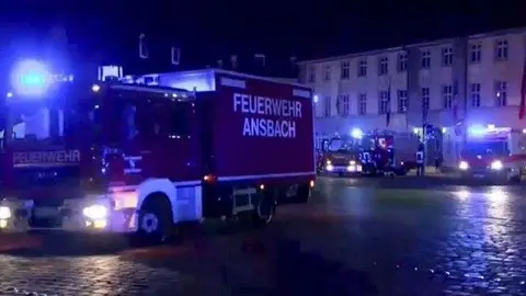 Dispositivo policial desplegado en la ciudad alemana de Ansbach tras la explosión de una bomba. (AP, Twitter)