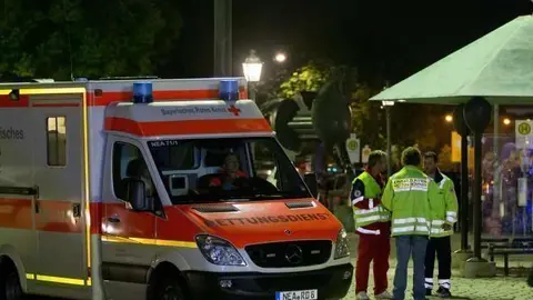 Los equipos de emergencias en el lugar del atentado en Ansbach. 