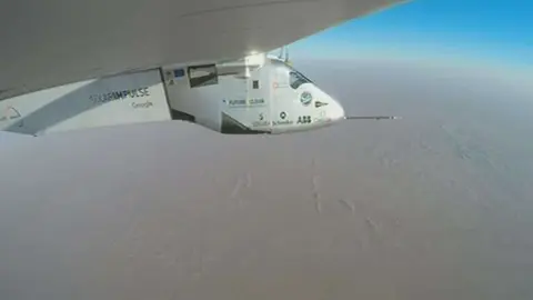 El avión Solar Impulse sobrevuela el desierto durante su última etapa de viaje. (Solar Impulse)