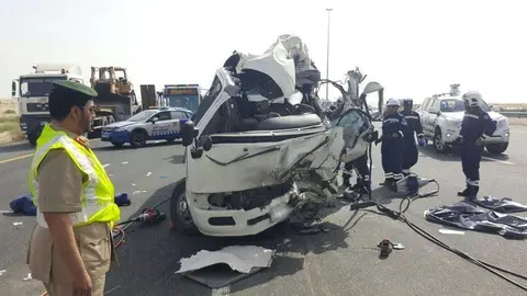 Estado en el que quedó el minibús tras el accidente en Emirates Road. (Policía de Dubai)