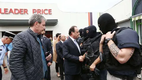 El presidente frances, Francois Hollande, saluda a los policías que atajaron el asalto en Saint-Etienne-du-Rouvray. (Elysee, Twitter)
