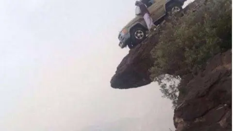 El aventurero saudí junto a su coche.