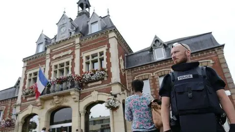 La iglesia francesa Saint-Etienne-du-Rouvray's custodiada por la policía. 