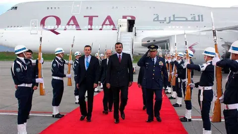 Momento de la llegada del emir de Qatar a Bogotá.