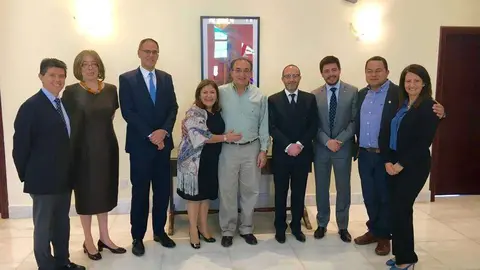 Arturo rueda y su esposa -en el centro- acompañados del jefe de Cancillería de la Embajada de México en Emiratos y de los cónsules de Colombia, Perú, Chile, Brasil y Venezuela.