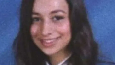 Una imagen de Amina la chica británica - saudí encerrada.