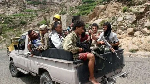 Combatientes progubernamentales patrullan en la ciudad de Taiz en Yemen.