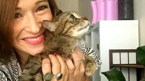 Carla Julián logró escapar del incendio de Sulafa Tower en Dubai Marina junto a su gata, Miss Bradshaw. (EL CORREO)