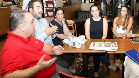 Txema Urrutia -segundo por la izquierda tras Mariano Andrés-, número uno del CEURE, durante uno de los encuentros de la candidatura. (EL CORREO)