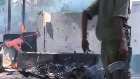 La explosión de los coches bomba dejó un reguero de muerte y destrucción en Mogadiscio. (Euronews)