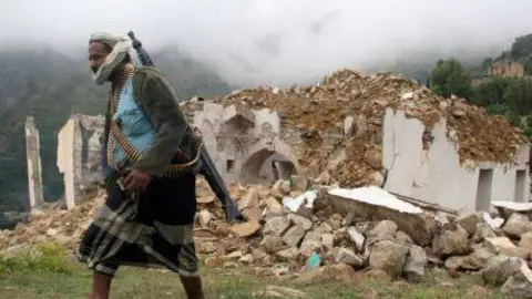 Un militar del Gobierno de Yemen pasea por la ciudad de Taiz.