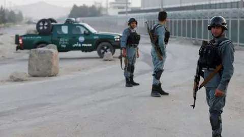 Policías afganos custodian la zona donde se produjo el atentado.