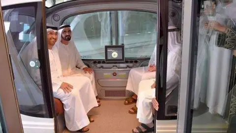El gobernador de Dubai en los vehículos sin conductor de la ciudad de Masdar.