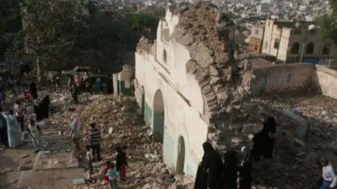 Una imagen del estado de la mezquita en Taiz después del ataque.