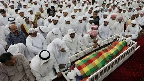 Cientos de personas asisten al funeral por el bombero Jassim Al Baloushi. (Satish Kumar, The National)