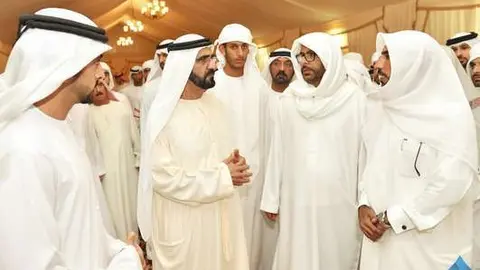 El jeque Mohammed ofrece sus condolencias a la familia del bombero Jassim Al Bloushi. (Dubai Media Office)