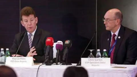 El director ejecutivo de Aeropuertos de Dubai, Paul Griffiths, a la izquierda, durante la rueda de prensa sobre el accidente del EK521. (WAM)